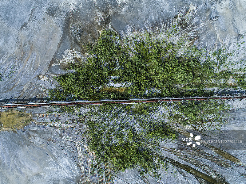 干燥地形，绿色和管道图片素材