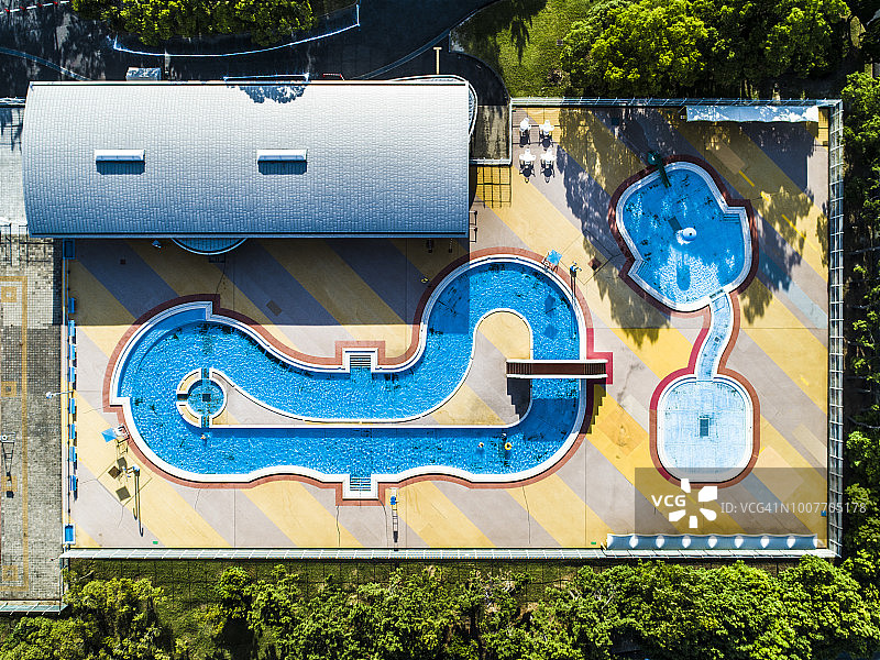 森林环绕的娱乐泳池鸟瞰图片素材