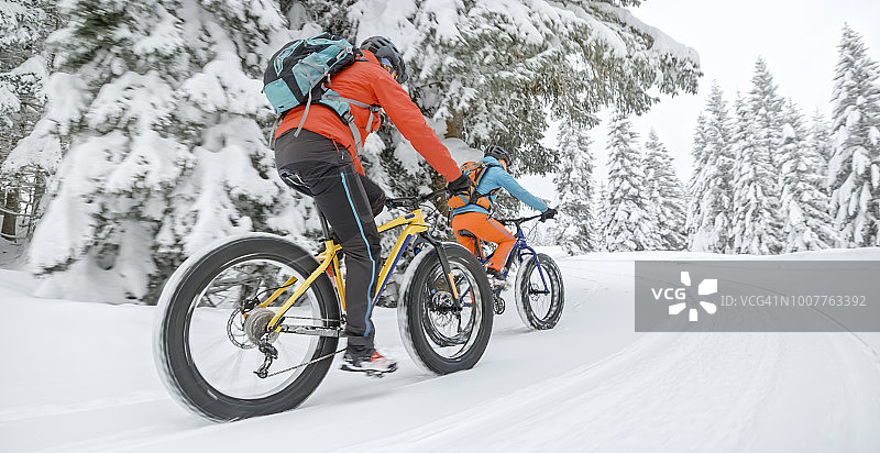 骑胖胎自行车的登山自行车手图片素材