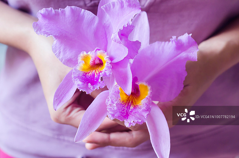 特写：年轻女子手持复活节兰花图片素材