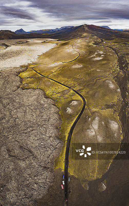 冰岛中部高地赫克拉火山附近熔岩地貌中的汽车航拍图片素材