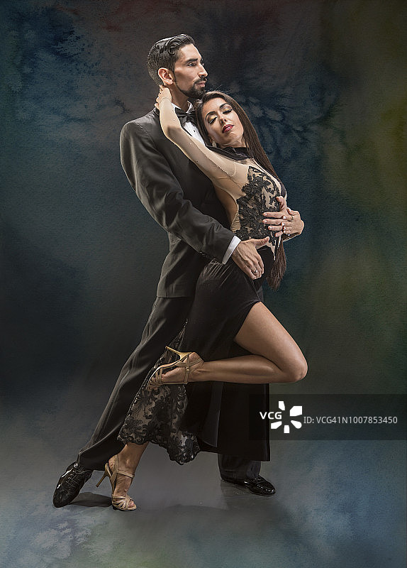 情侣在阿根廷布宜诺斯艾利斯跳探戈图片素材