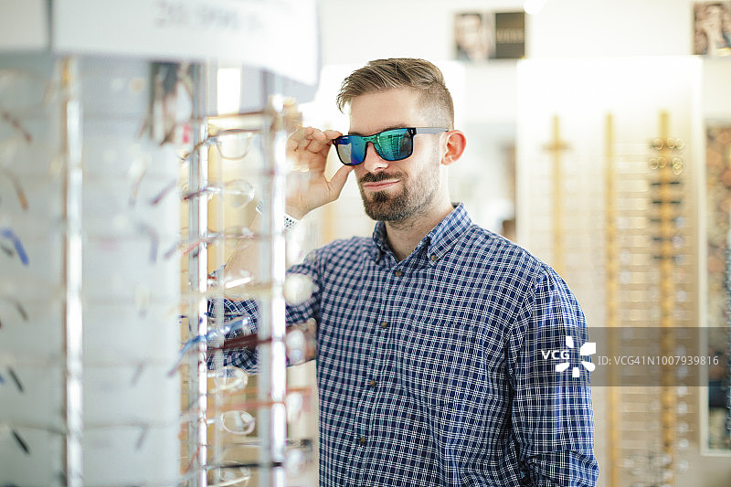 在眼镜店里图片素材