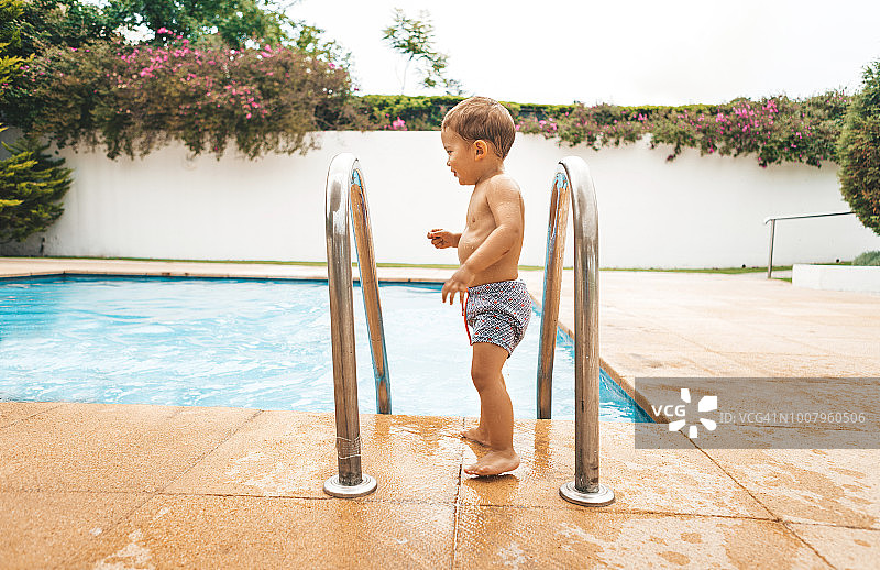 在游泳池边的幼儿图片素材