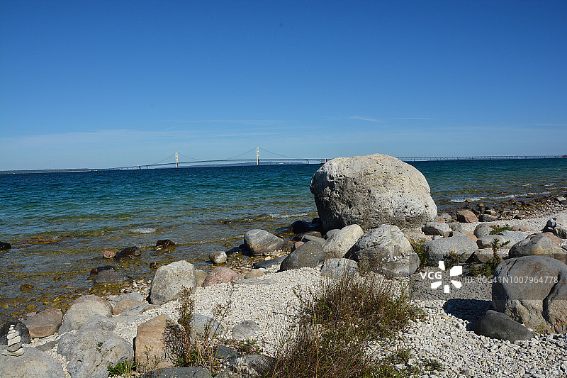 密歇根湖上的麦古平岩图片素材