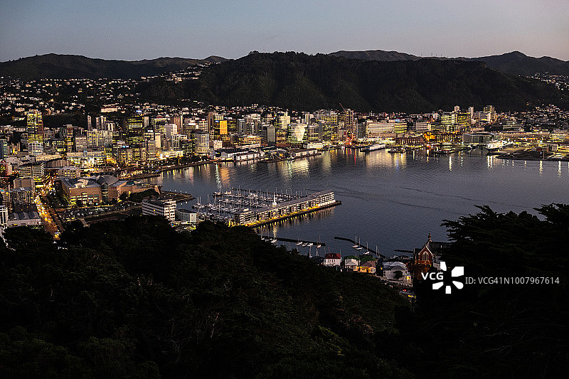 新西兰惠灵顿黎明时分被照亮的建筑物图片素材