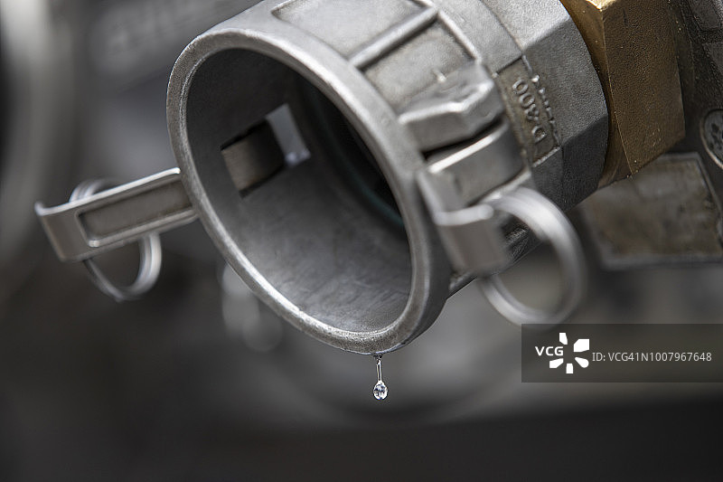 油罐车软管上滴落的柴油图片素材