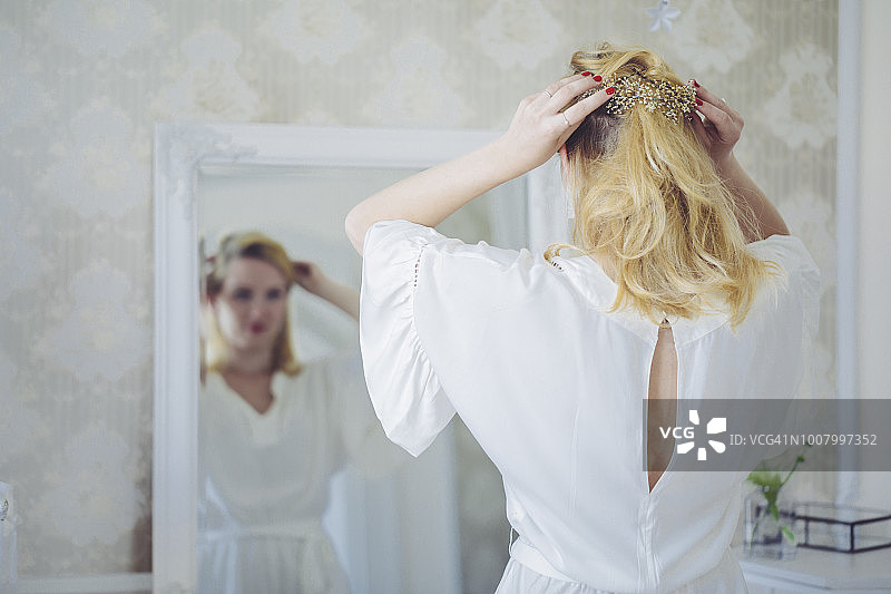 新娘试戴珍珠首饰图片素材