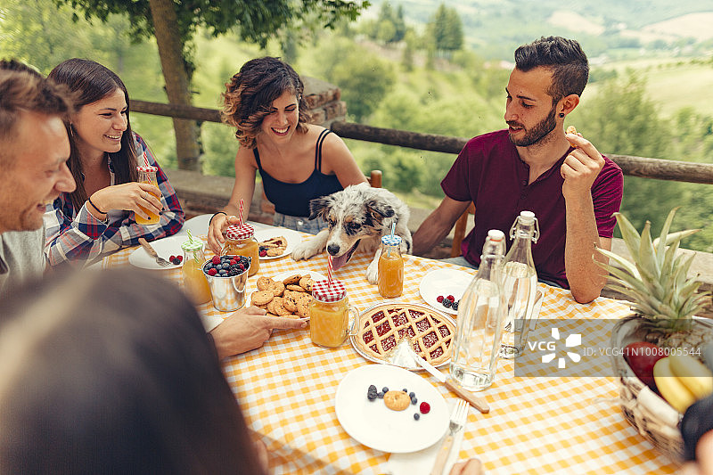 一群朋友在传统乡村户外享用早餐图片素材