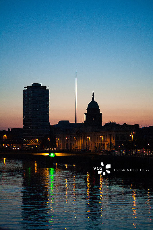 爱尔兰都柏林城市夜景天际线图片素材