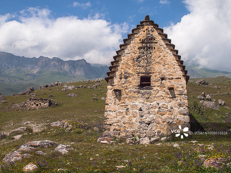 北奥塞梯-阿兰共和国的奥塞梯陵墓与高加索山脉图片素材