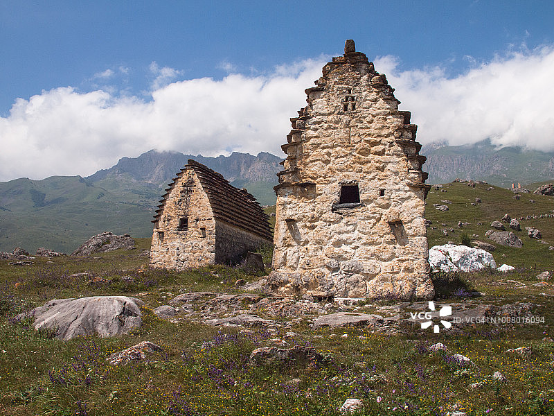 北奥塞梯-阿兰共和国的奥塞梯陵墓与高加索山脉图片素材