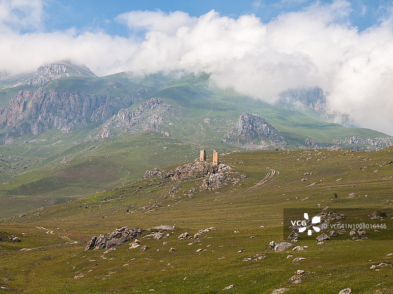 俄罗斯北奥塞梯-阿兰共和国高加索山脉风光，中世纪奥塞梯双塔图片素材