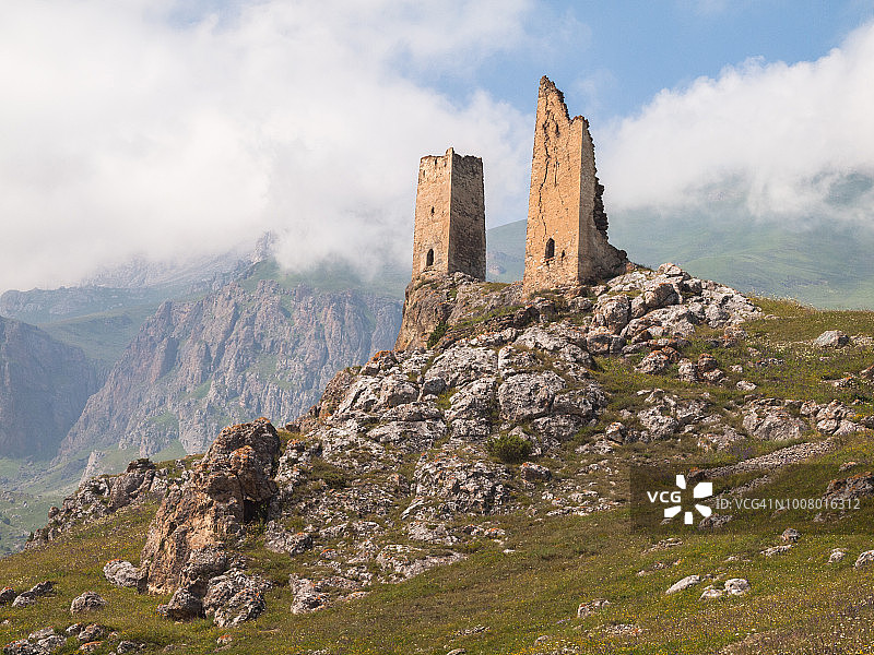 俄罗斯北奥塞梯-阿兰共和国高加索山脉中被毁的中世纪奥塞梯塔楼图片素材