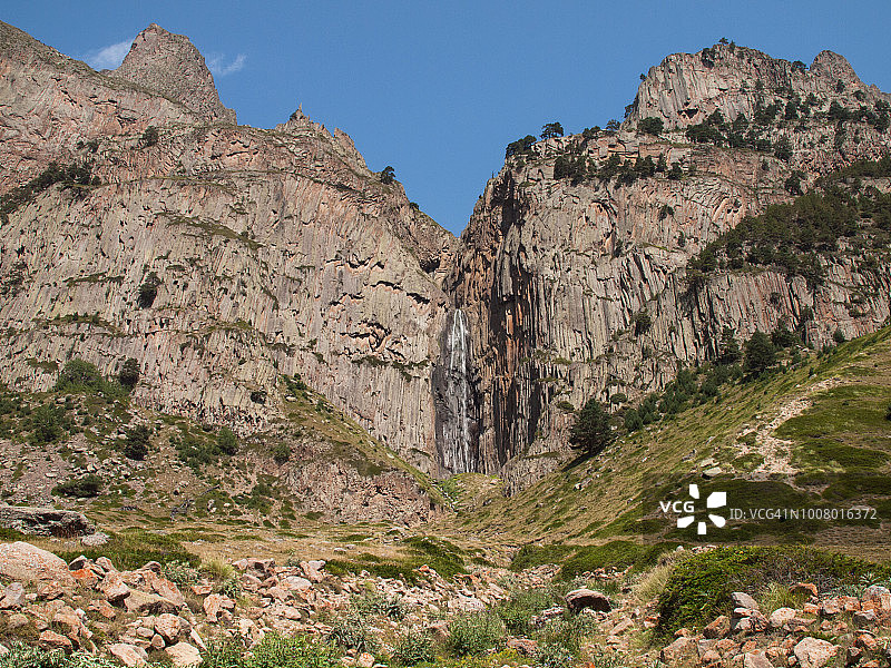 高加索山脉的阿拜苏瀑布，俄罗斯卡巴尔达-巴尔卡尔图片素材