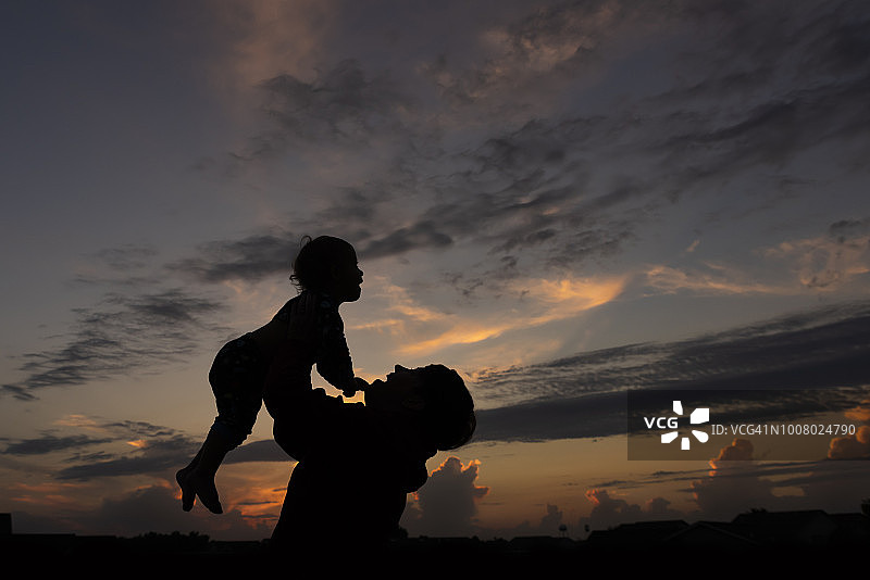 乡村中西部日落时分母子剪影图片素材