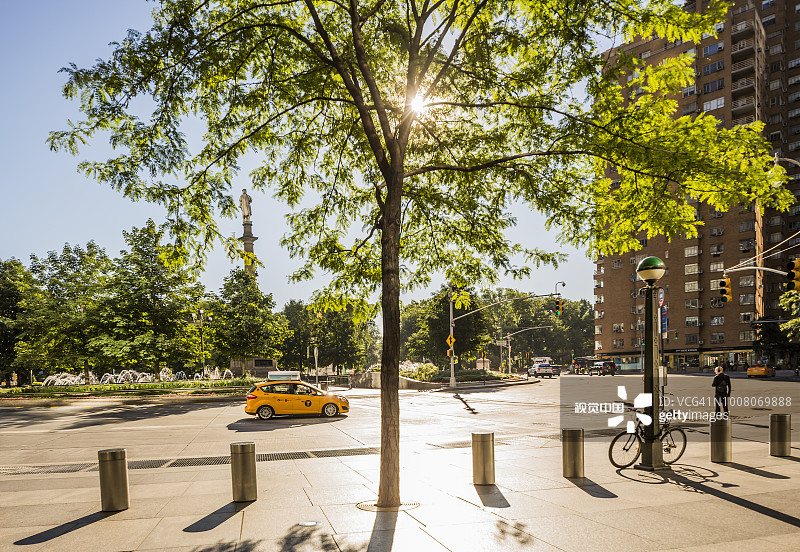 曼哈顿中城，哥伦布圆环的出租车和意大利雕塑家盖塔诺·鲁索的哥伦布纪念柱图片素材