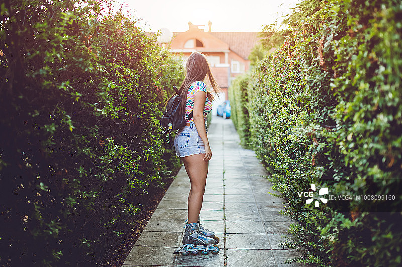 女孩在街上滑旱冰图片素材