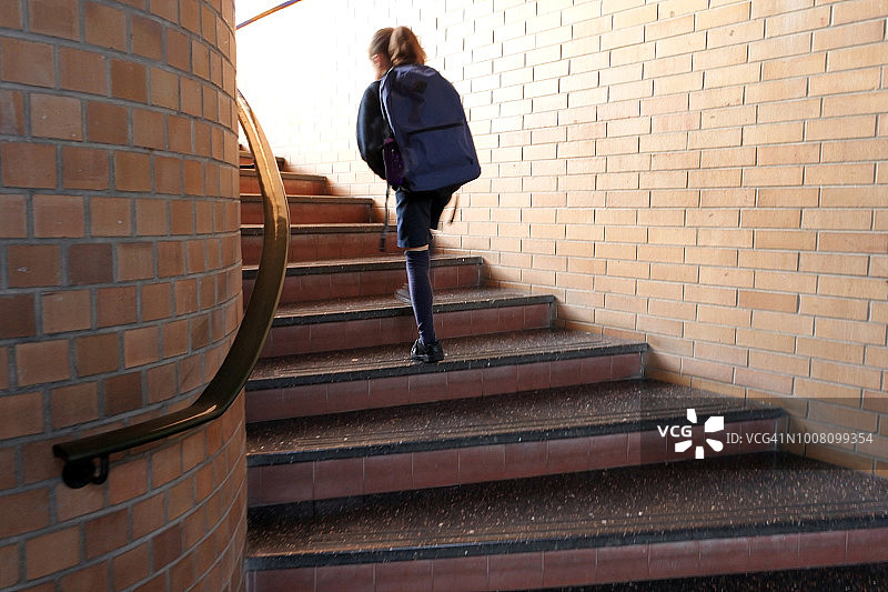 女学生走上教室楼梯图片素材