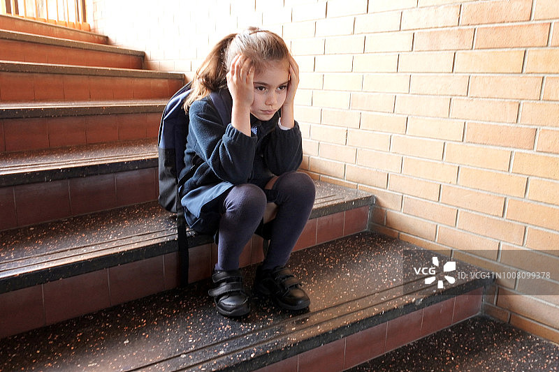学校走廊里情绪低落的女孩图片素材