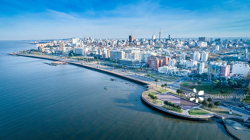 乌拉圭蒙得维的亚海岸线及老城区高角度航拍图片素材