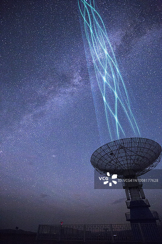 星系和射电望远镜图片素材