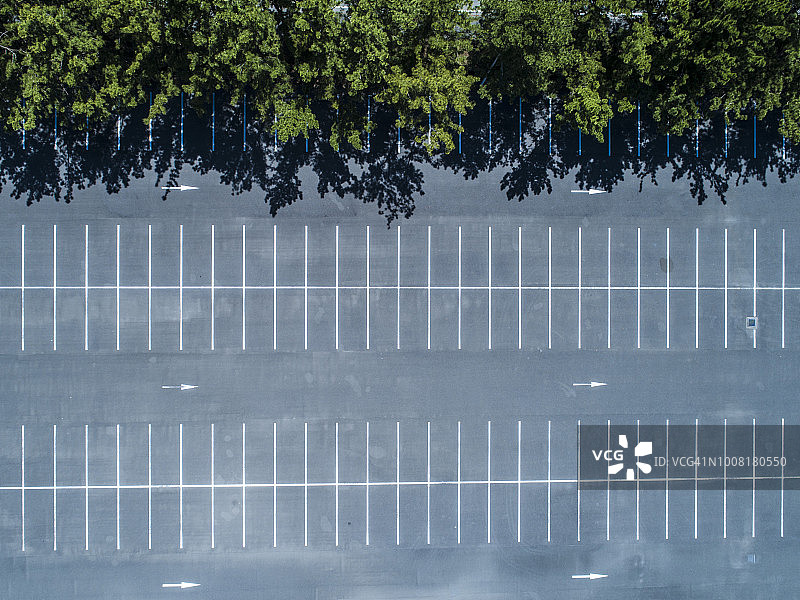 空荡荡的停车场图片素材