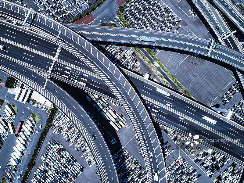 十字路口和拥挤的停车场鸟瞰图片素材