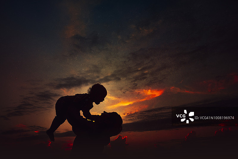 乡村中西部日落时分母子剪影图片素材