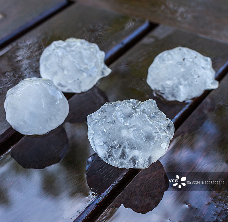 危险春季风暴中的拳头大小的冰雹图片素材