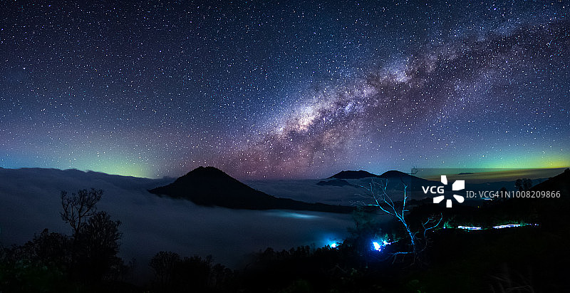 印度尼西亚东爪哇卡瓦伊真火山山顶雾景上的银河图片素材