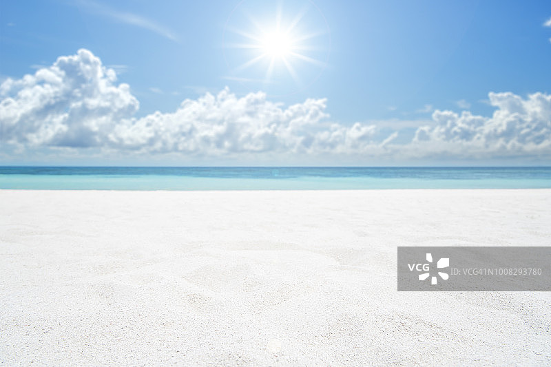 阳光下的沙滩图片素材
