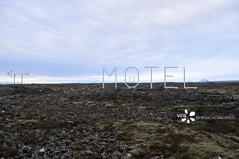 冰岛哈夫尼尔附近熔岩地上的汽车旅馆标志图片素材