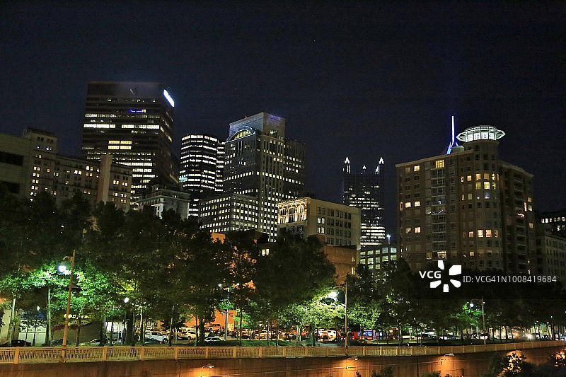 美国宾夕法尼亚州匹兹堡市中心天际线图片素材