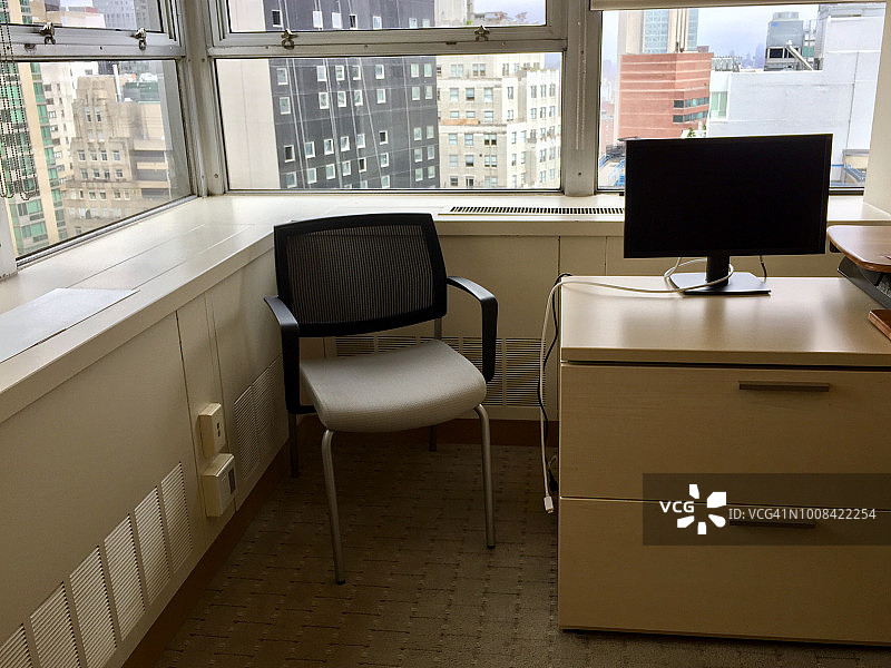 下班后空无一人的公司办公室图片素材
