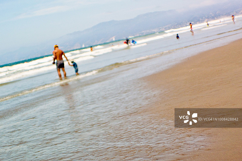 倾斜角度拍摄的沙滩游客图片素材