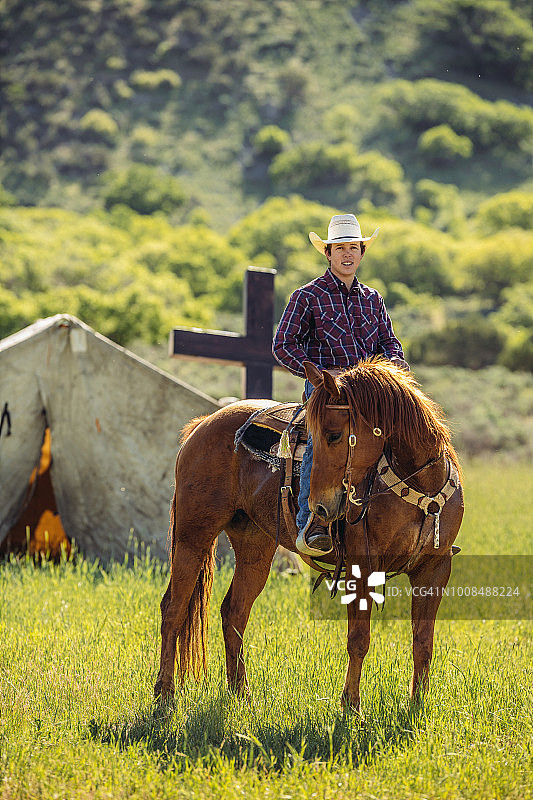 在牧场骑行的犹他州牛仔图片素材