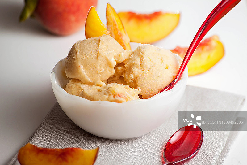 自制桃子冰淇淋图片素材