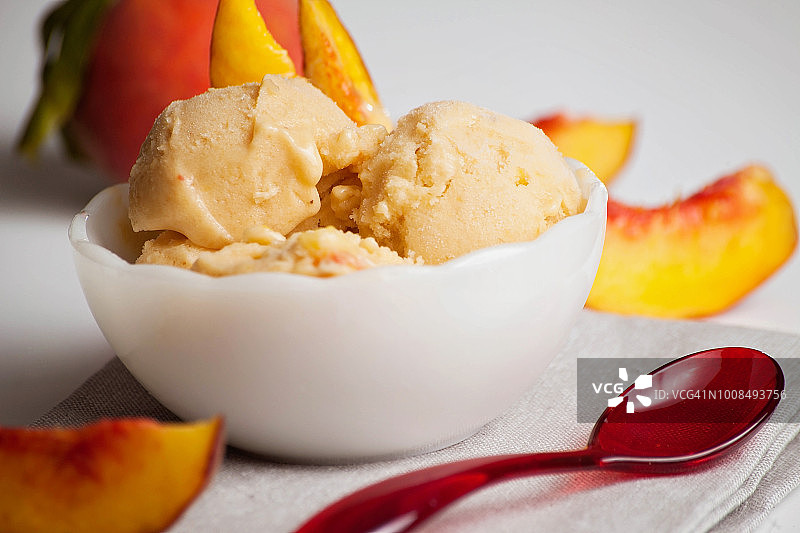 自制桃子冰淇淋图片素材