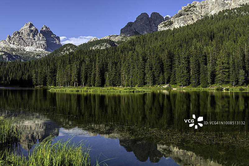 意大利多洛米蒂山区拉瓦莱多三峰国家公园米苏里纳湖的迷人午后风光图片素材