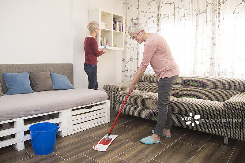 一家人完成家务图片素材