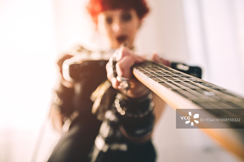 金属乐女孩持吉他摆姿势图片素材