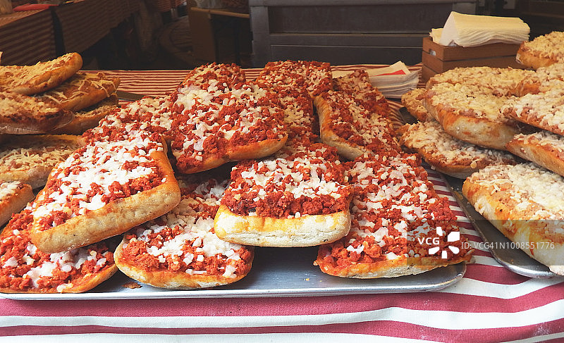 出售披萨和迷你披萨的街边店铺图片素材