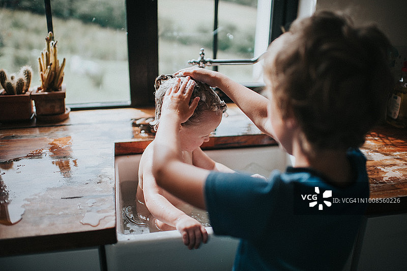 哥哥给弟弟/妹妹洗头图片素材