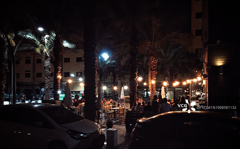 夜晚在餐厅用餐的人们图片素材