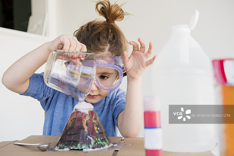 女孩制作火山模型图片素材
