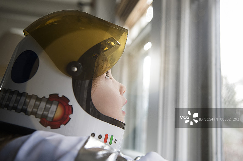 戴着头盔的女孩图片素材