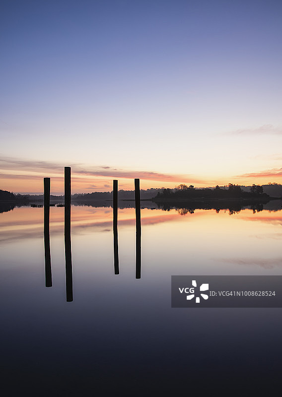 日出时分海中的柱子图片素材