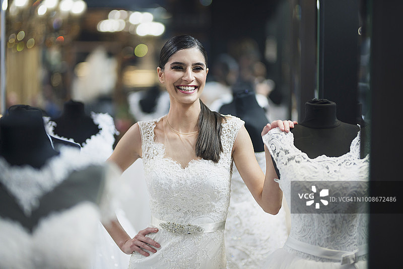 享受摆姿势的美丽年轻女性图片素材