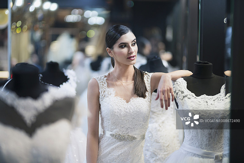 美丽女人穿现代婚纱摆拍图片素材